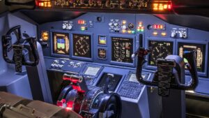 Panel de instrumentos iluminado en cabina de simulador FFS Boeing en sesión de entrenamiento