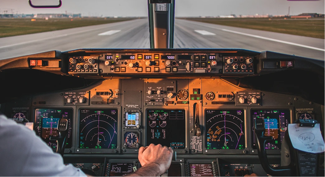 Vista desde la cabina de mando durante una simulación de despegue, parte del entrenamiento para la obtención de la licencia A320 en GTA Colombia