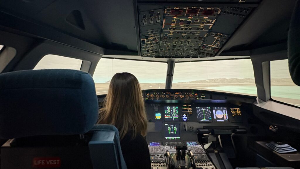 Cabina moderna con sistemas avanzados de aviónica