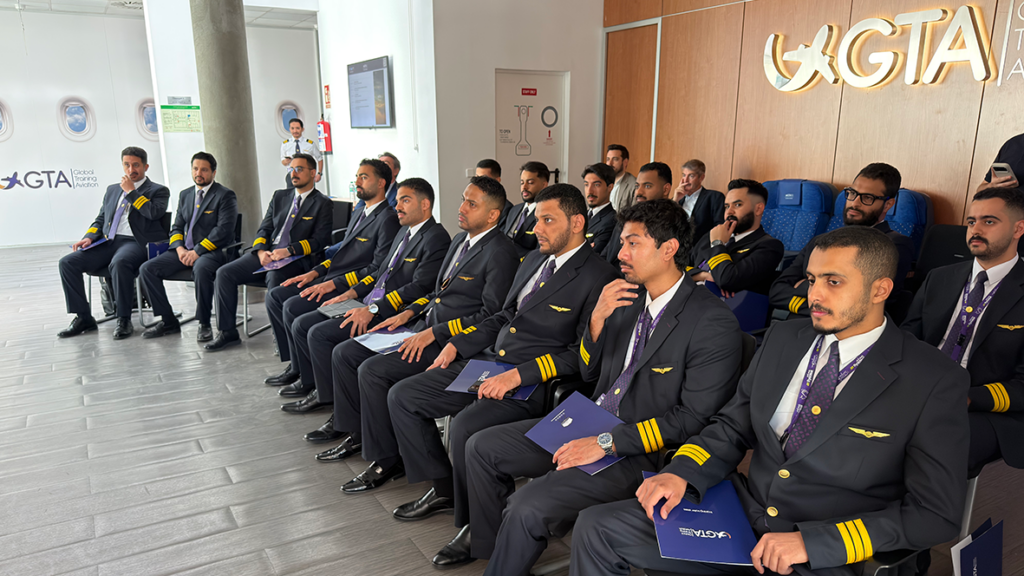 Cadetes de flyadeal Batch 5 durante su ceremonia de graduación en el centro de formación de GTA en Madrid.